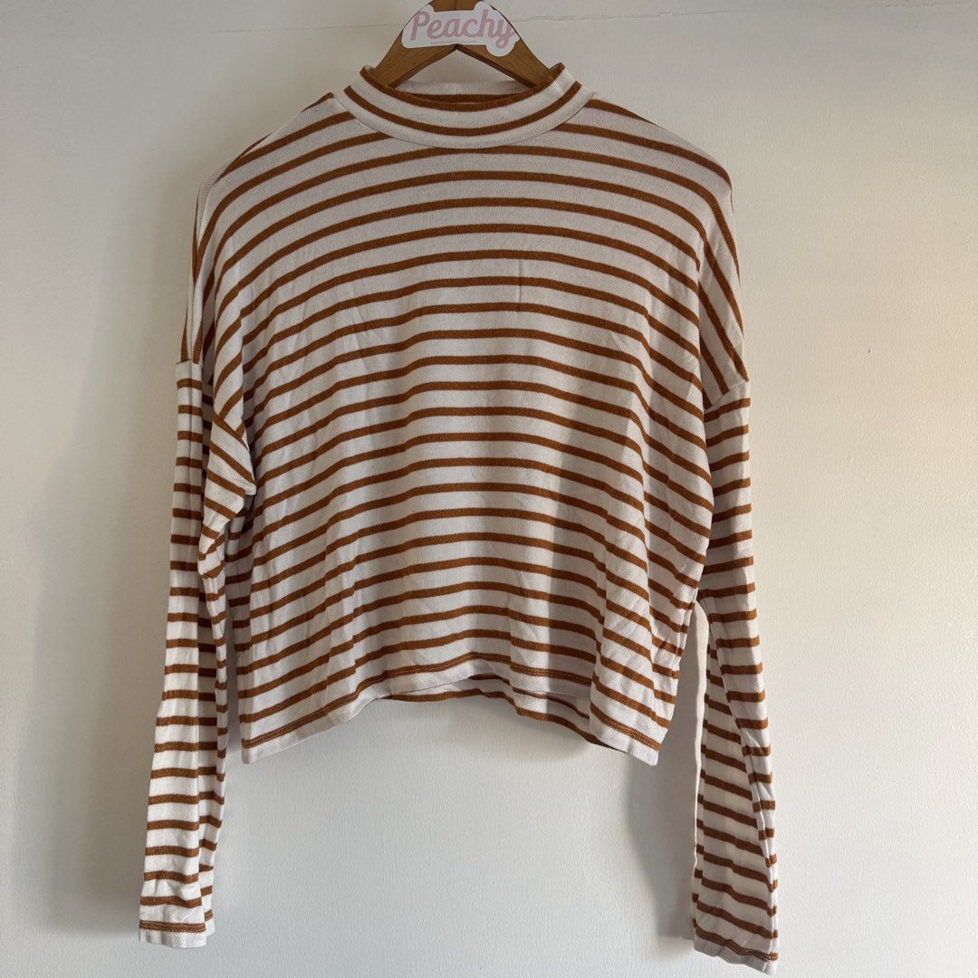 F21 soft sweater (Category: Others Tops) located in Manila. Submitted by apparella.ph (Listing ID 1468511984, Image 1). Description: Bought in u.s Super pretty and comfy. Malambot sya and malamig sa katawan No flaws like new Bust.48. Length:21 ☑️Everything is my Own preloved / BNWT/BNWOT ☑️ not thrifted/Ukay ☑️ malukot sa picture kasi na stock sa cabinet (tinatamad mag plantsa ✌️ ) ☑️Personal items ( usually bought in US/UK/JPN ) every year po ak