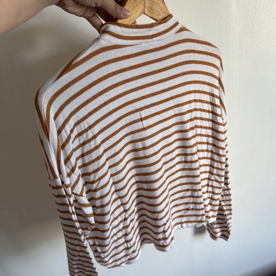 F21 soft sweater (Category: Others Tops) located in Manila. Submitted by apparella.ph (Listing ID 1468511984, Image 3). Description: Bought in u.s Super pretty and comfy. Malambot sya and malamig sa katawan No flaws like new Bust.48. Length:21 ☑️Everything is my Own preloved / BNWT/BNWOT ☑️ not thrifted/Ukay ☑️ malukot sa picture kasi na stock sa cabinet (tinatamad mag plantsa ✌️ ) ☑️Personal items ( usually bought in US/UK/JPN ) every year po ak