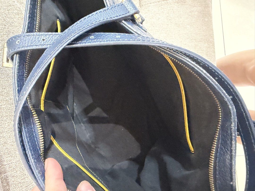 Faure le page Battle Zip (Category: Luxury Bags & Wallets) located in Quezon City. Submitted by meemeec (Listing ID 1468518073, Image 2). Description: Decluttering. Not using it anymore. Strap was replaced - Doctor Leather.