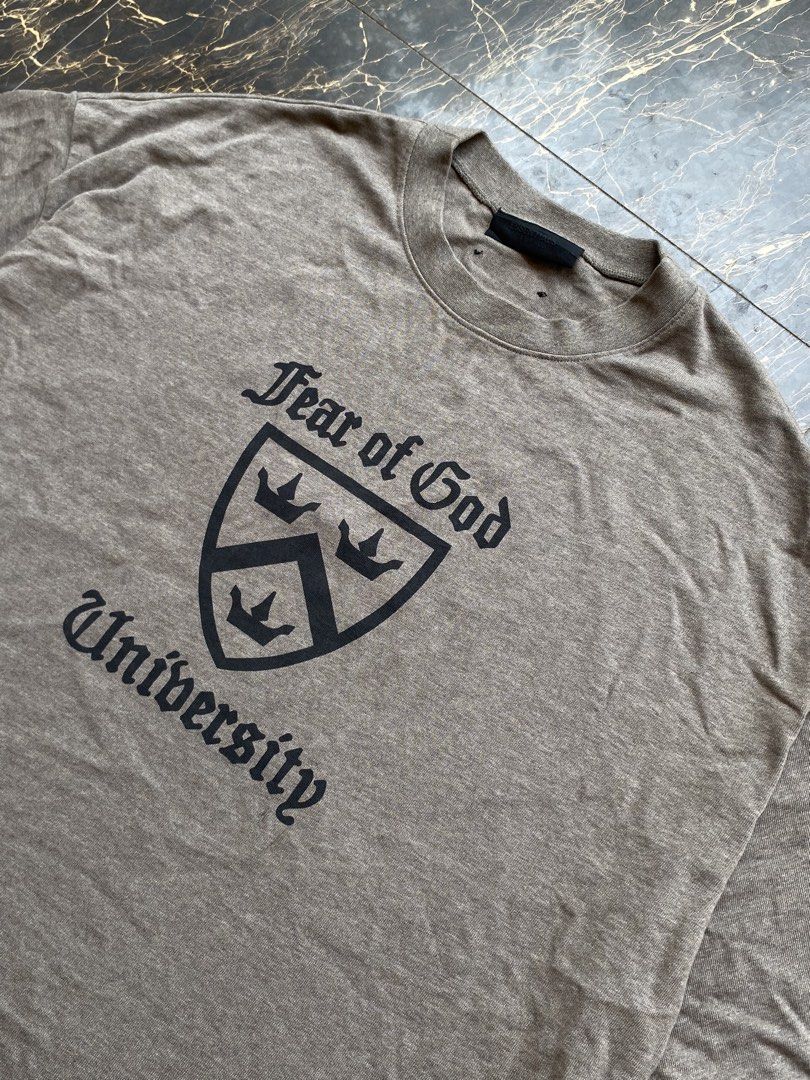 FEAR OF GOD ESSENTIALS (Category: Tshirts & Polo Shirts ) located in Aloran. Submitted by thriftnijep.04 (Listing ID 1468536841, Image 2). Description: Excellent Condition Dimes: 29 x 34 Size: 3XL Issue: None Color Rate: 10/10.