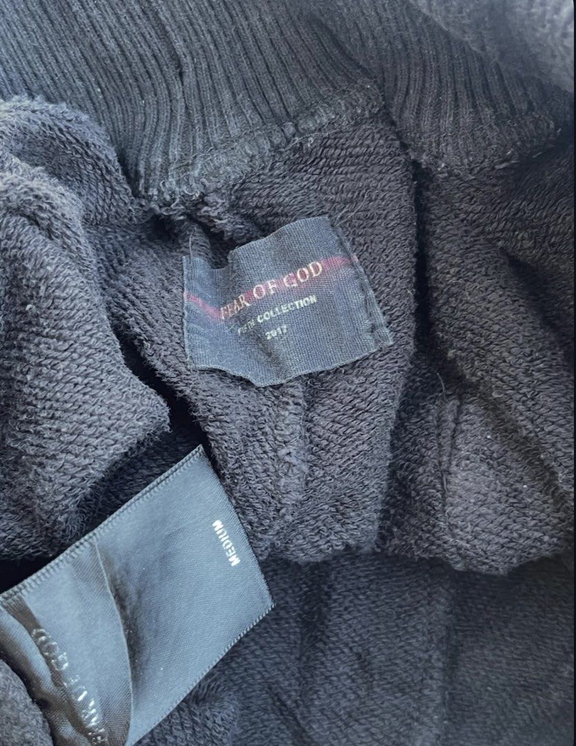 Fear of God shorts (Category: Shorts) located in San Jacinto. Submitted by clothcartelph (Listing ID 1468562082, Image 3). Description: FEAR OF GOD SIZE: MEDIUM LEGHOLE: 13 WIDTH: 28-34 LENGTH: 19 ISSUE: light fading COLOR RATE: 8.7/10 CONDITION: EXCELLENT .