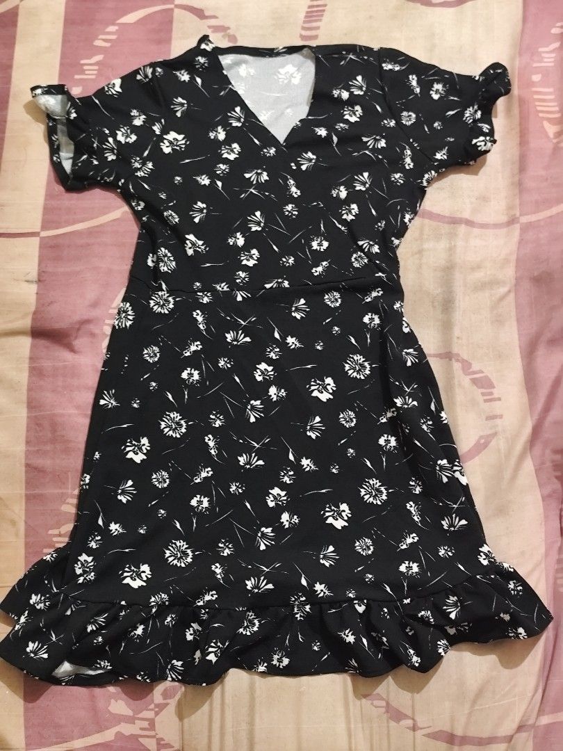 Floral dress (Category: Dresses) located in Manila. Submitted by allaincecb (Listing ID 1468590571, Image 1). Description: good condition.