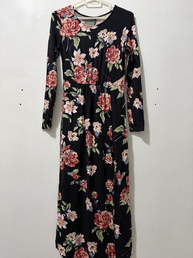 Floral Maxi Dress (Category: Dresses) located in Malolos. Submitted by eadiana (Listing ID 1468618317, Image 1). Description: - Style: Black long sleeve maxi dress with vibrant pink and yellow floral print - Fit: Scoop neckline, fitted bodice, and a flattering flared skirt - Details: Trendy wrap-style front with a chic high slit - Material: Soft and comfortable stretchy fabric - Size: Small - Occasion: Perfect for casual days, dates, or casual ev
