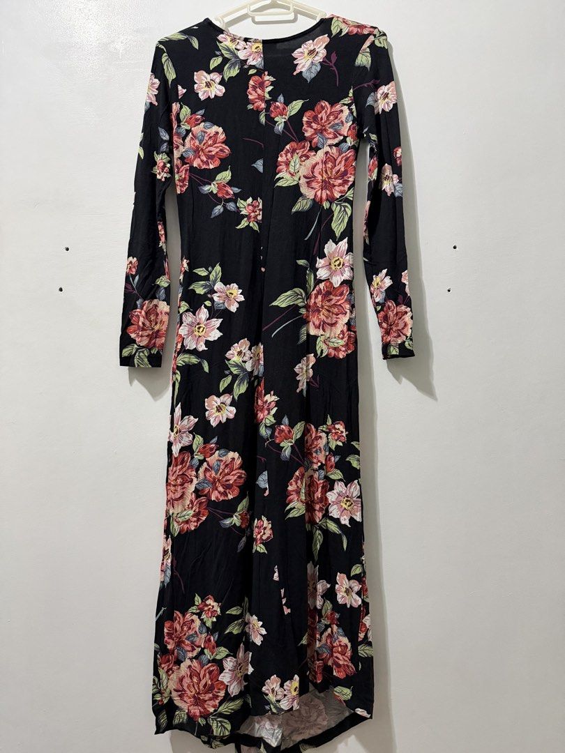 Floral Maxi Dress (Category: Dresses) located in Malolos. Submitted by eadiana (Listing ID 1468618317, Image 3). Description: - Style: Black long sleeve maxi dress with vibrant pink and yellow floral print - Fit: Scoop neckline, fitted bodice, and a flattering flared skirt - Details: Trendy wrap-style front with a chic high slit - Material: Soft and comfortable stretchy fabric - Size: Small - Occasion: Perfect for casual days, dates, or casual ev