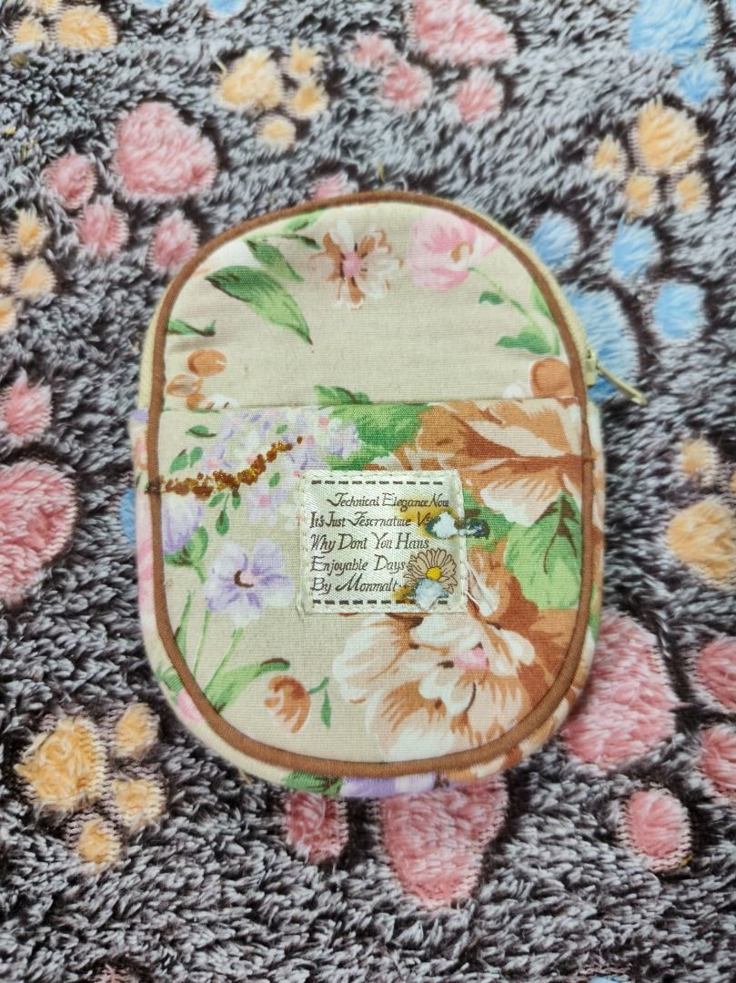 Floral pattern fabric coin purse with zip closure (Category: Purses & Pouches) located in San Leonardo. Submitted by burgossanleonardo.12345 (Listing ID 1468647735, Image 1). Description: - Vintage floral fabric coin purse in earthy beige, green, and brown tones - Measures approximately 11 cm tall for a compact, everyday fit - Secure top zip closure to keep your items safe - Front slip pocket with a charming sewn-on label - Fully lined with a pre