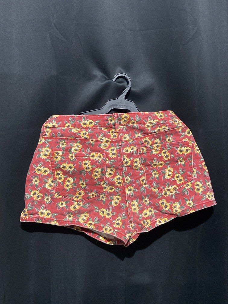 Floral Red Maong Shorts (Category: Shorts) located in Paranaque City. Submitted by things.jesspreloved (Listing ID 1468595143, Image 2). Description: .