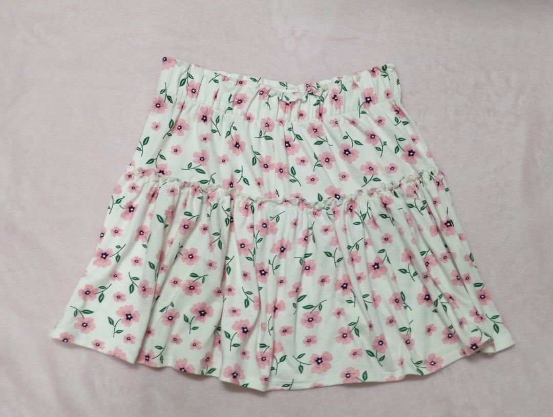 Floral Ruffle Skirt White Pink (Category: Skirts) located in Caloocan City. Submitted by eelleeee (Listing ID 1468640741, Image 1). Description: WHITE/PINK FLORAL SKIRT XS-M - used once or twice - no damages RFS: Decluttering/need funds MOP: GCash or Paymaya .