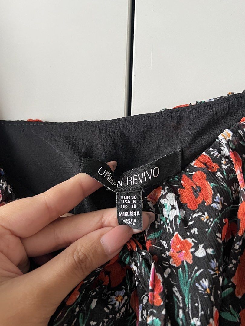 Floral Smocked Mini Dress (Category: Dresses) located in Mandaluyong City. Submitted by katecdp (Listing ID 1468690329, Image 2). Description: Smocked stretchy bodice with adjustable tie front detail. Cute black and orange floral pattern for casual wear. Lightweight fabric which doesnt crease!! 🩷 best fit for medium to large 🩷 👗 Seller reference: 5’5’ height, 34” bust, 29” waist 💸 MOP: GCash, BPI QR Decluttering my closet with items mostly us