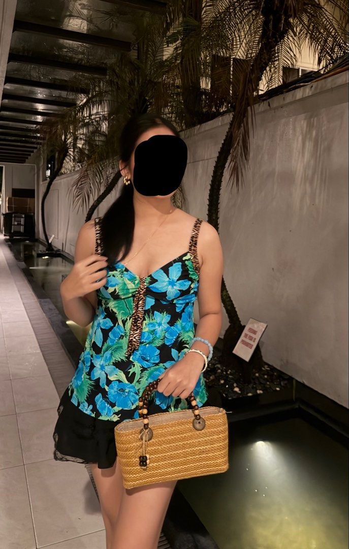 Floral top (Category: Sleeveless) located in Manila. Submitted by dannielaaa (Listing ID 1468530026, Image 1). Description: .