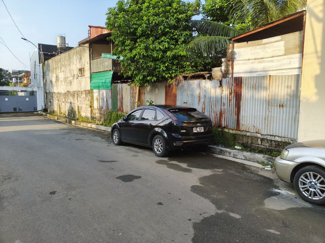 Ford Focus 1.6 5-Dr (A) (Category: Used Cars) located in Caloocan City. Submitted by jay27_0103 (Listing ID 1468558654, Image 2). Description: 2009 Ford focus 1.8 petrol engine new heavy PMS new brake pads (front and back) new condenser new touch screen entertainment center new camber and wheel alignment.
