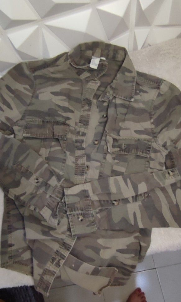 Forever 21 Army Jacket Small (Category: Coats, Jackets and Outerwear) located in Pasig City. Submitted by xcess_baggage (Listing ID 1468635846, Image 2). Description: .