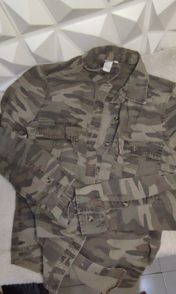 Forever 21 Army Jacket Small (Category: Coats, Jackets and Outerwear) located in Pasig City. Submitted by xcess_baggage (Listing ID 1468635846, Image 3). Description: .