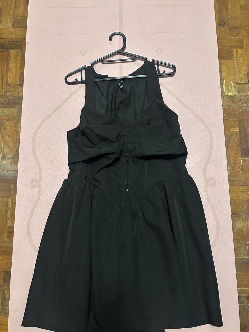 Forever 21 Black Dress Size XL (Category: Dresses) located in Makati City. Submitted by sophcrates (Listing ID 1468604744, Image 1). Description: - Brand: Forever 21 - Color: Black - Size: XL - Square neckline - Zipper at back RFS decluttering PM for more info .