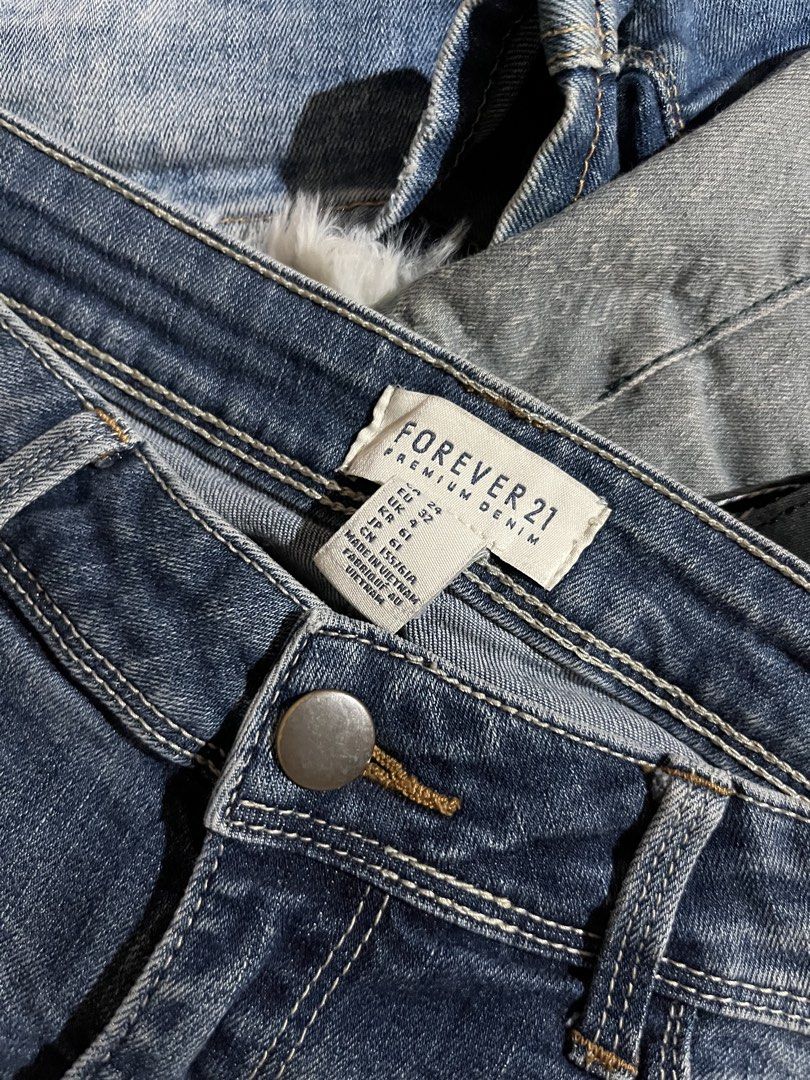 Forever 21 distressed denim booty shorts (Category: Shorts) located in Puerto Princesa. Submitted by kaydeclutter16 (Listing ID 1468603099, Image 3). Description: .