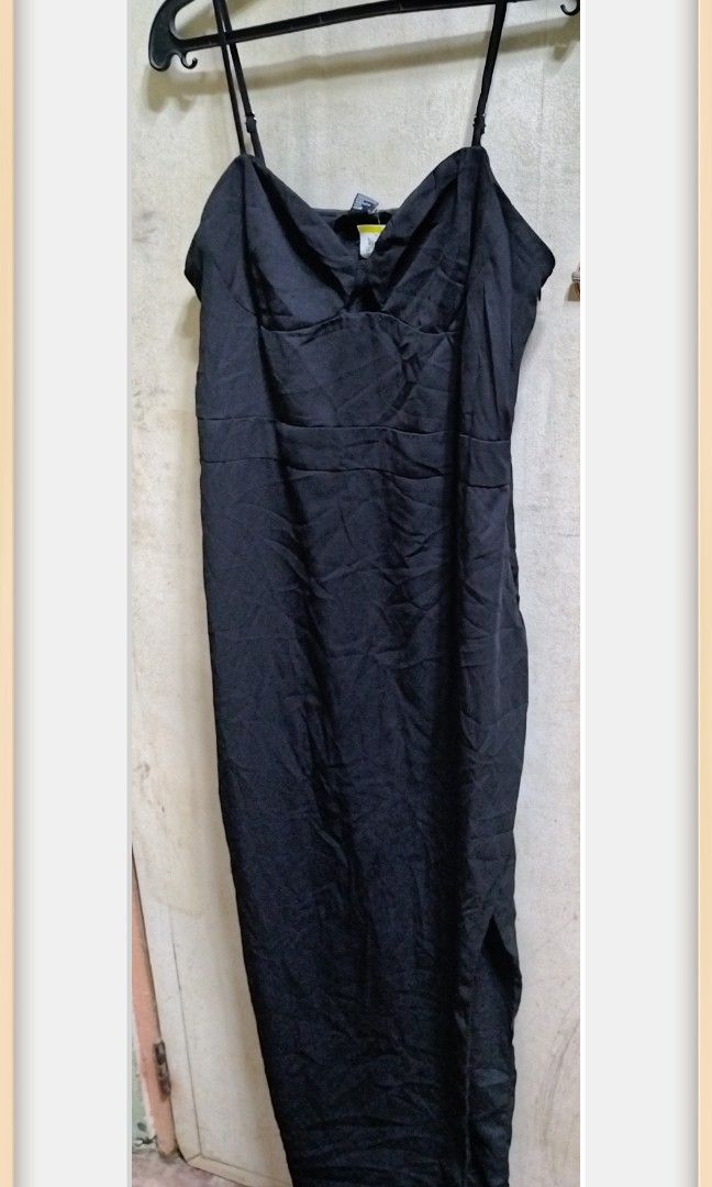 Forever 21 Long Black Dress (Category: Evening dresses & gowns) located in Valenzuela. Submitted by nurzdara28 (Listing ID 1468700148, Image 2). Description: This sleek black spaghetti-strap midi dress features a draped cowl neckline and a high side slit. Brand new. Sale!.
