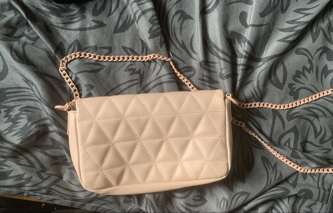 forever 21 used pink bag (Category: Cross-body Bags) located in Manila. Submitted by silver_clevermoon (Listing ID 1468550167, Image 2). Description: .