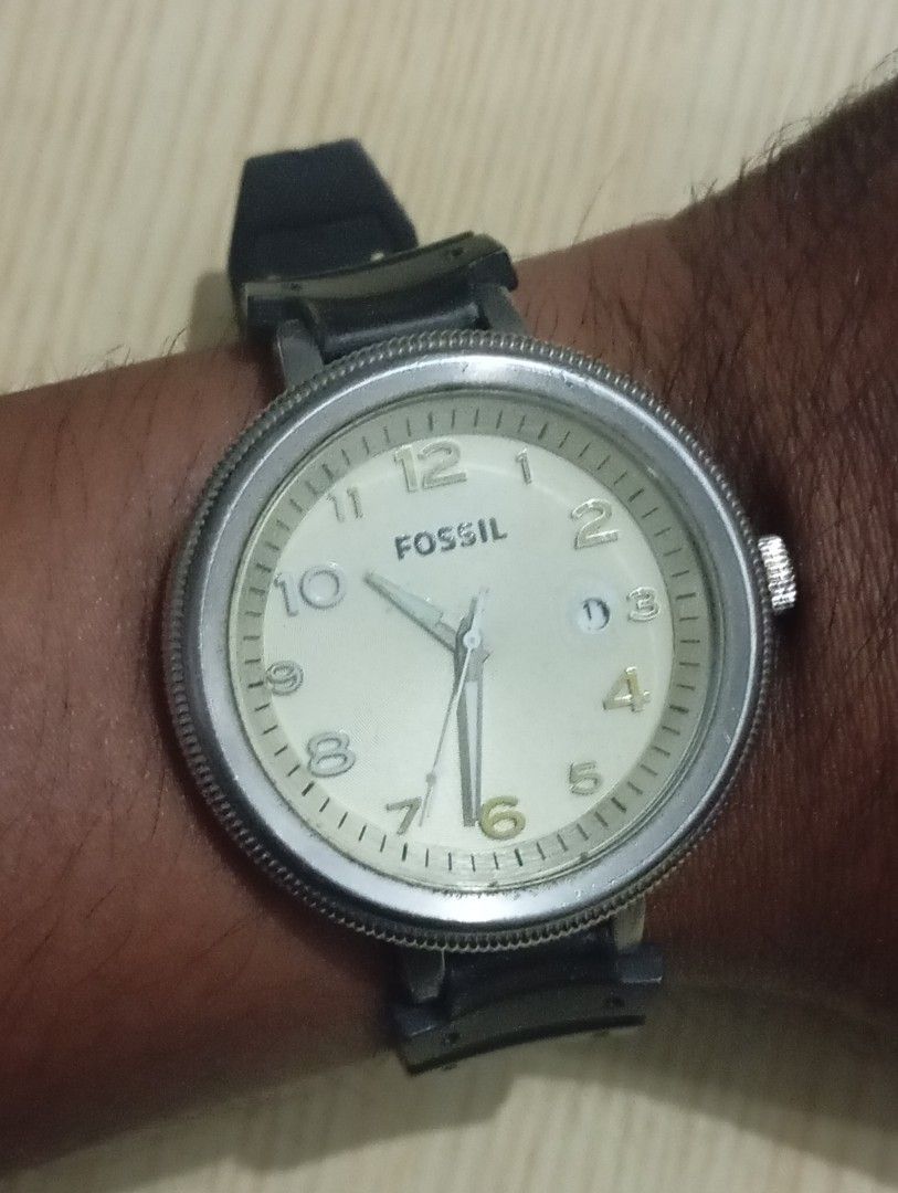 Fossil (Category: Men's Watches) located in Las Pinas. Submitted by quick_deals_great_finds2 (Listing ID 1468608750, Image 3). Description: Original good working condition Quartz with battery 40mm unisex.