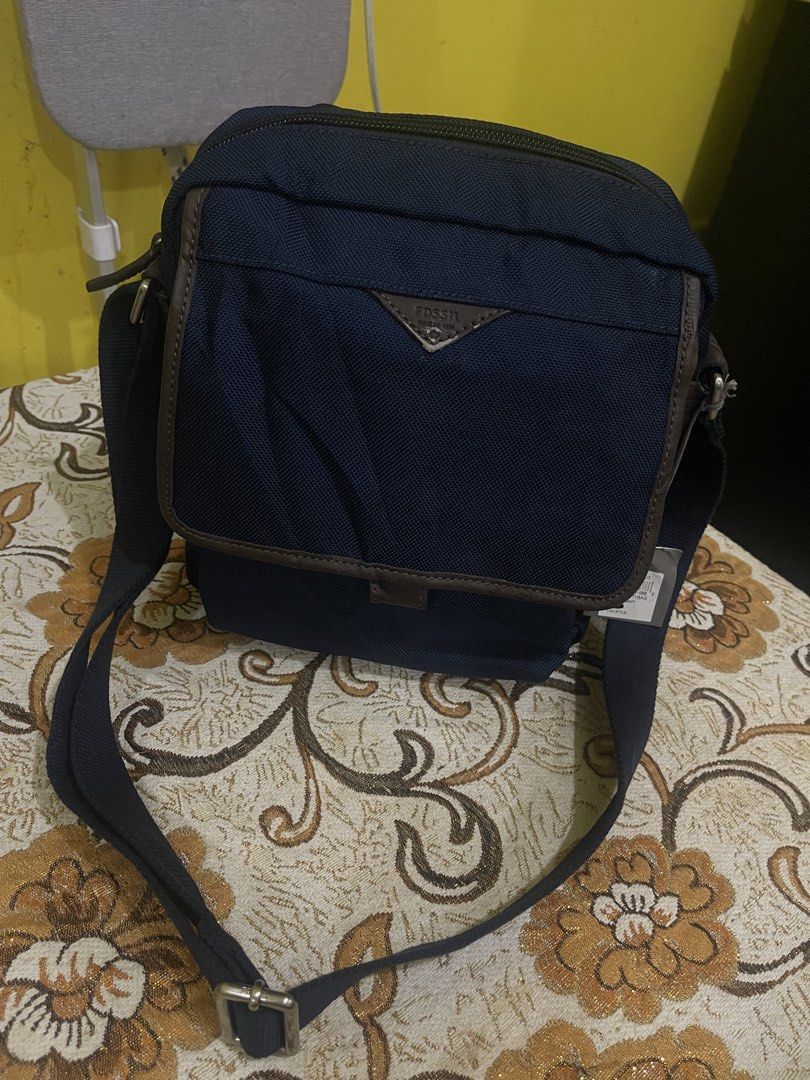Fossil Bag (Category: Sling Bags) located in Marikina City. Submitted by greatfindsmnlph (Listing ID 1468682841, Image 1). Description: Fo ssil Bag Price: 350 Size: Medium Width: 12.5 Length: 13 Color: Blue Color Rate: 10/10 Condition: 9.8/10 Very nice in actual.
