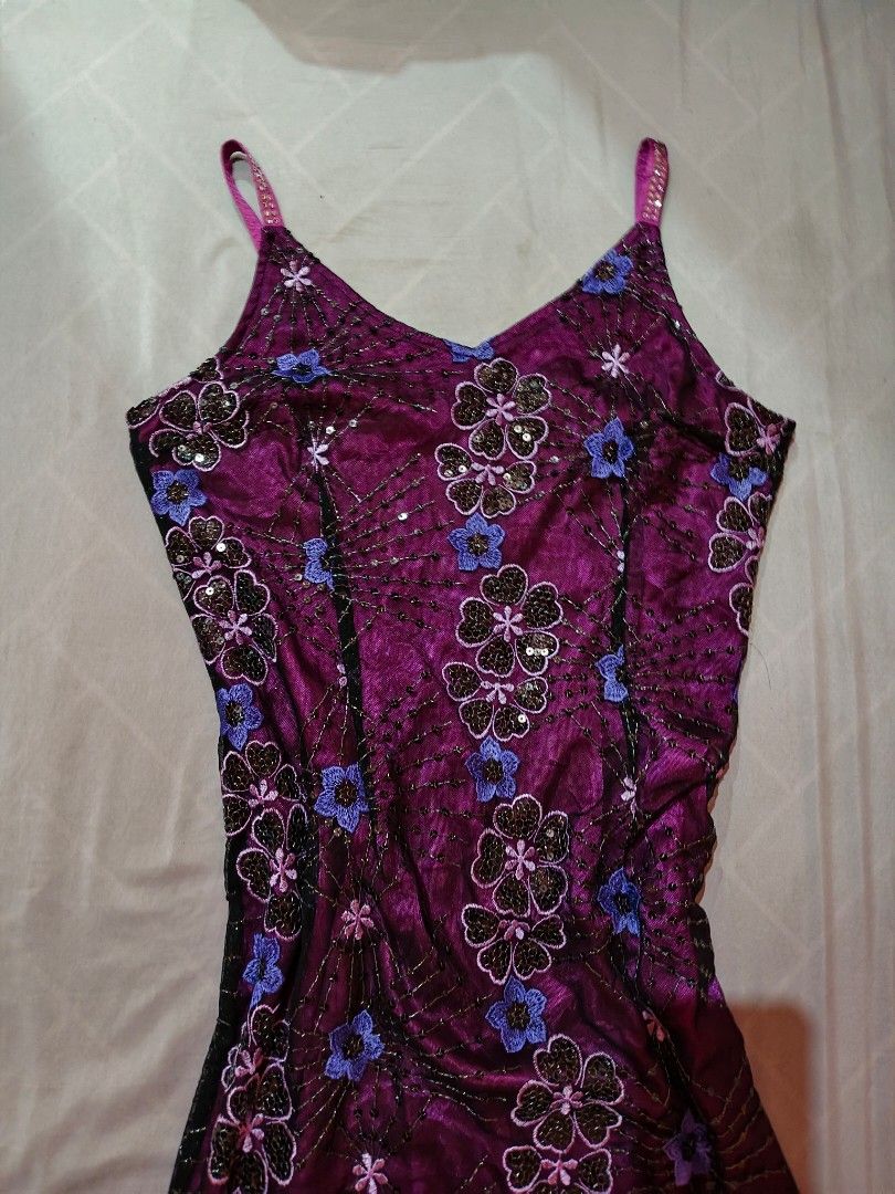 Fully beaded long gown (Category: Evening dresses & gowns) located in Alburquerque. Submitted by dzm.ancn0 (Listing ID 1468625806, Image 3). Description: .