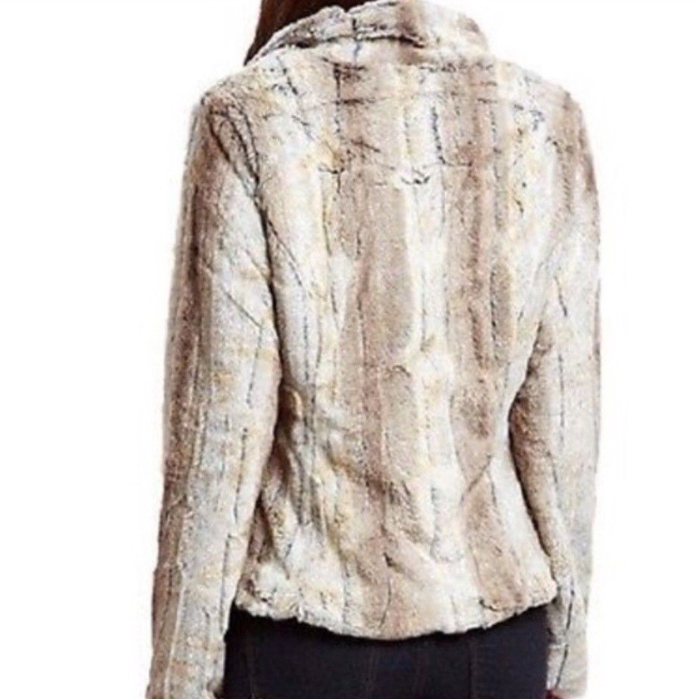 FUR JACKET (Category: Coats, Jackets and Outerwear) located in Manila. Submitted by swiftgem.027998 (Listing ID 1468508687, Image 2). Description: YOKI FUR JACKET (BRANDED) ITS FROM UKAY BUT STILL LIKENEW NO ISSUE WITH DOUBLE LINING SUPER LAMBOT 🥰 HOOK LOCK S FRONT FITS S-M.