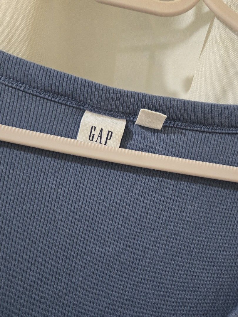 Gap Long Dress (Category: Dresses) located in Manila. Submitted by avi_r (Listing ID 1468576107, Image 3). Description: Can fit to Medium & Large.