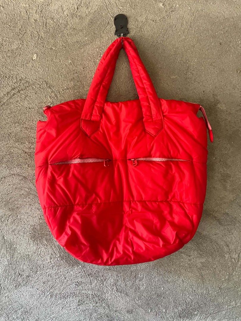 Gap Puffer Red Tote Bag (Category: Luxury Bags & Wallets) located in Sindangan. Submitted by waterbop (Listing ID 1468542332, Image 1). Description: - EXCELLENT CONDITION - ISSUE ( PIN STAIN SEE PICS ) - NO MAJOR FLAWS - 10/10 COLOR RATE LOC ZAMBOANGA DEL NORTE.