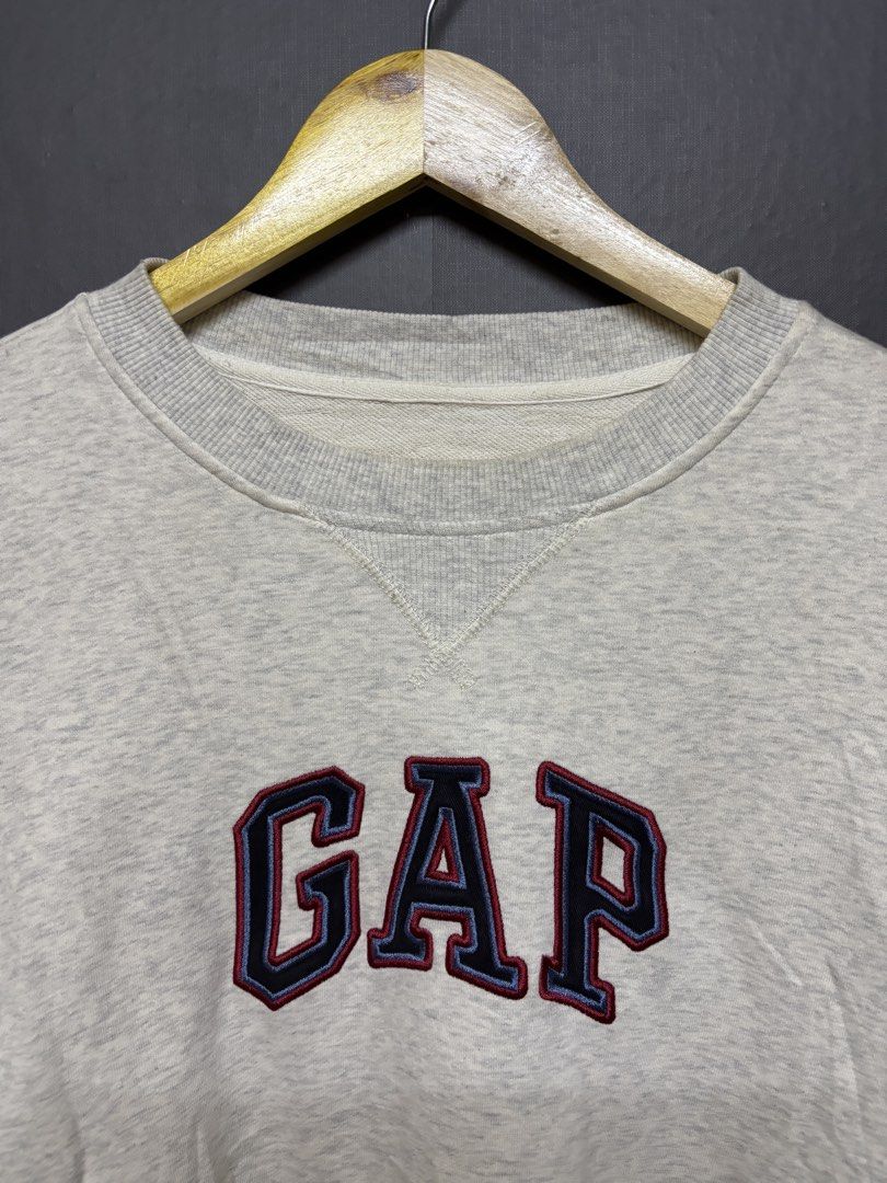 GAP sweatshirt (Category: Coats, Jackets and Outerwear) located in Cavite. Submitted by staythrifted.23 (Listing ID 1468627053, Image 3). Description: Medium on 🏷️ Large best fit Dimes : Length 26 Width 23 Like new Color rate 9.9/10 Issue ❌ Loc. Cavite We ship nationwide Payment first .