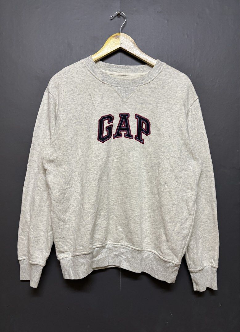 GAP sweatshirt (Category: Coats, Jackets and Outerwear) located in Cavite. Submitted by staythrifted.23 (Listing ID 1468627053, Image 1). Description: Medium on 🏷️ Large best fit Dimes : Length 26 Width 23 Like new Color rate 9.9/10 Issue ❌ Loc. Cavite We ship nationwide Payment first .