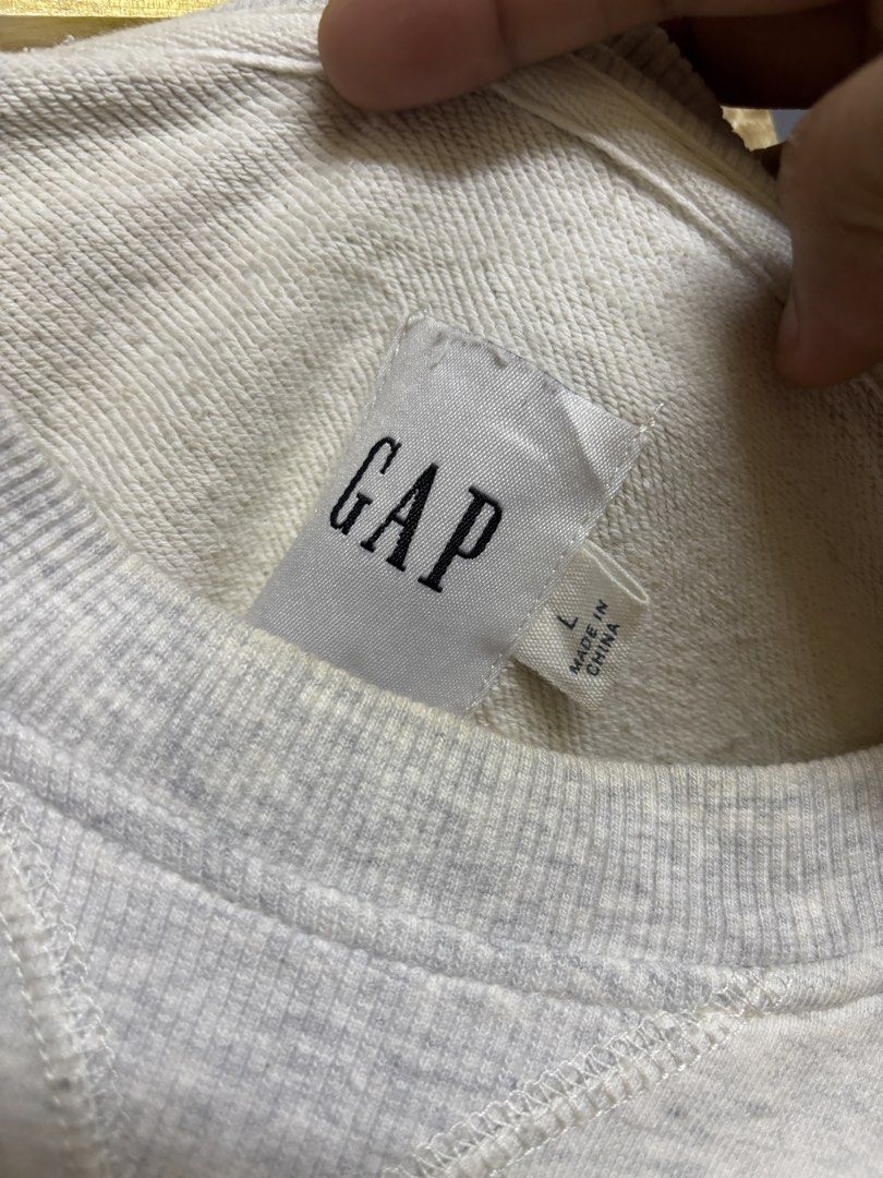 GAP sweatshirt (Category: Coats, Jackets and Outerwear) located in Cavite. Submitted by staythrifted.23 (Listing ID 1468627053, Image 2). Description: Medium on 🏷️ Large best fit Dimes : Length 26 Width 23 Like new Color rate 9.9/10 Issue ❌ Loc. Cavite We ship nationwide Payment first .