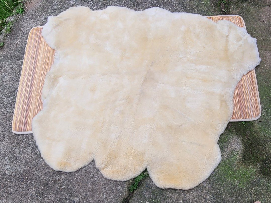GENUINE NATURAL SHEEPSKIN RUG (Category: Carpets, Mats & Flooring) located in Sablan. Submitted by gongonshelley12 (Listing ID 1468562146, Image 1). Description: 👉👉4000 ONLY👈👈 GENUINE NATURAL SHEEPSKIN RUG ANG LAKI NETO MGA MADAM EXCELLENT CONDITION PO.