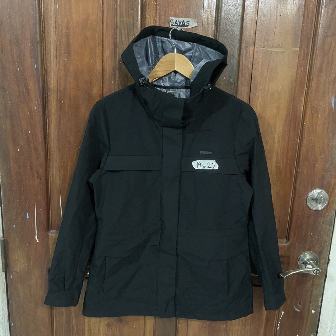 Geox black technical hooded weather jacket (Category: Coats, Jackets and Outerwear) located in Butuan. Submitted by cgsayas20083001 (Listing ID 1468619702, Image 1). Description: Size small.