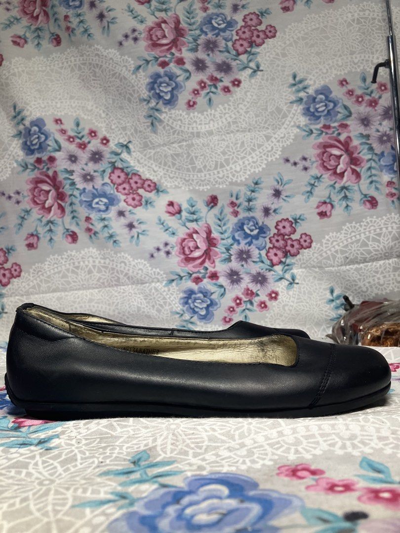 GIBI SMOOTH BLACK LEATHER BALLET FLATS (Category: Flats & Sandals) located in General Mariano Alvarez. Submitted by adonid (Listing ID 1468523412, Image 1). Description: GIBI SMOOTH BLACK LEATHER BALLET FLATS GOOD CONDITION NORMAL SIGN OF USAGE ONLY SIZE : 36 women.