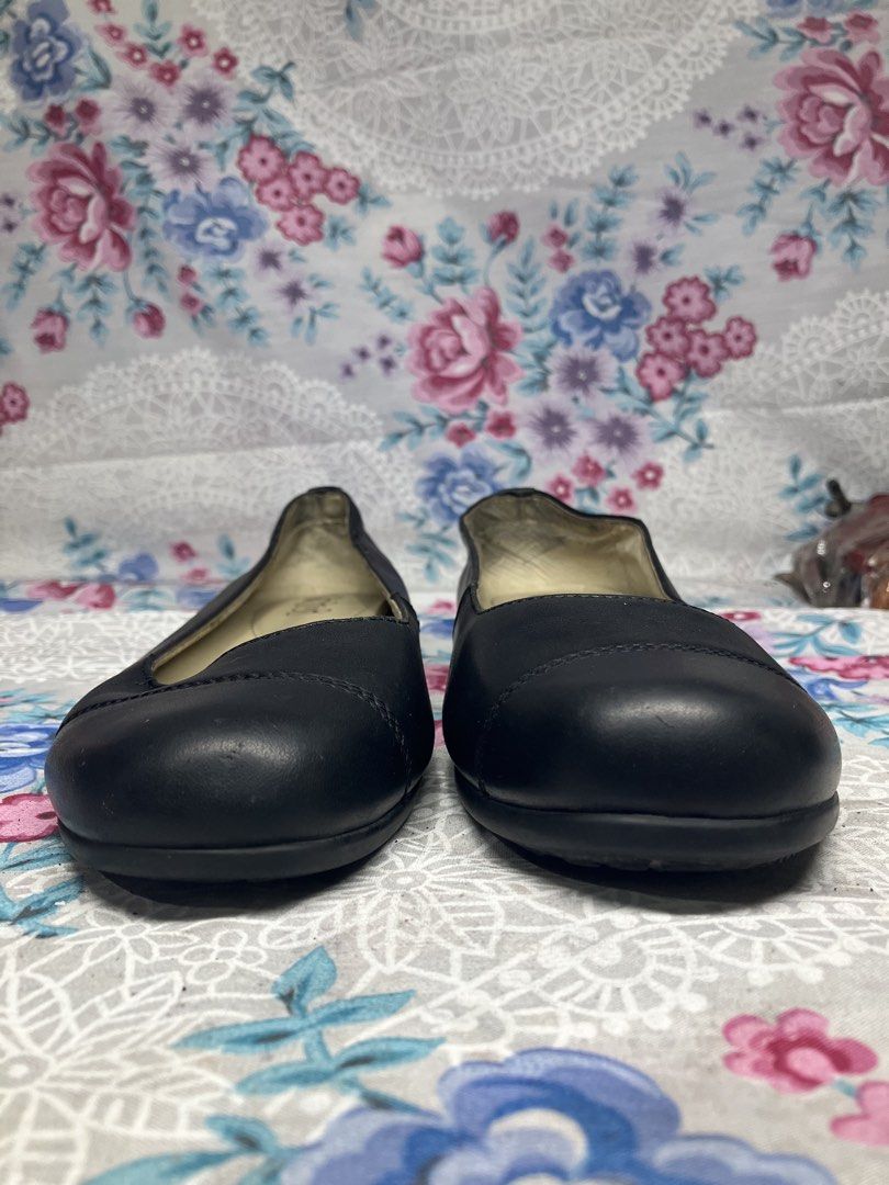GIBI SMOOTH BLACK LEATHER BALLET FLATS (Category: Flats & Sandals) located in General Mariano Alvarez. Submitted by adonid (Listing ID 1468523412, Image 3). Description: GIBI SMOOTH BLACK LEATHER BALLET FLATS GOOD CONDITION NORMAL SIGN OF USAGE ONLY SIZE : 36 women.