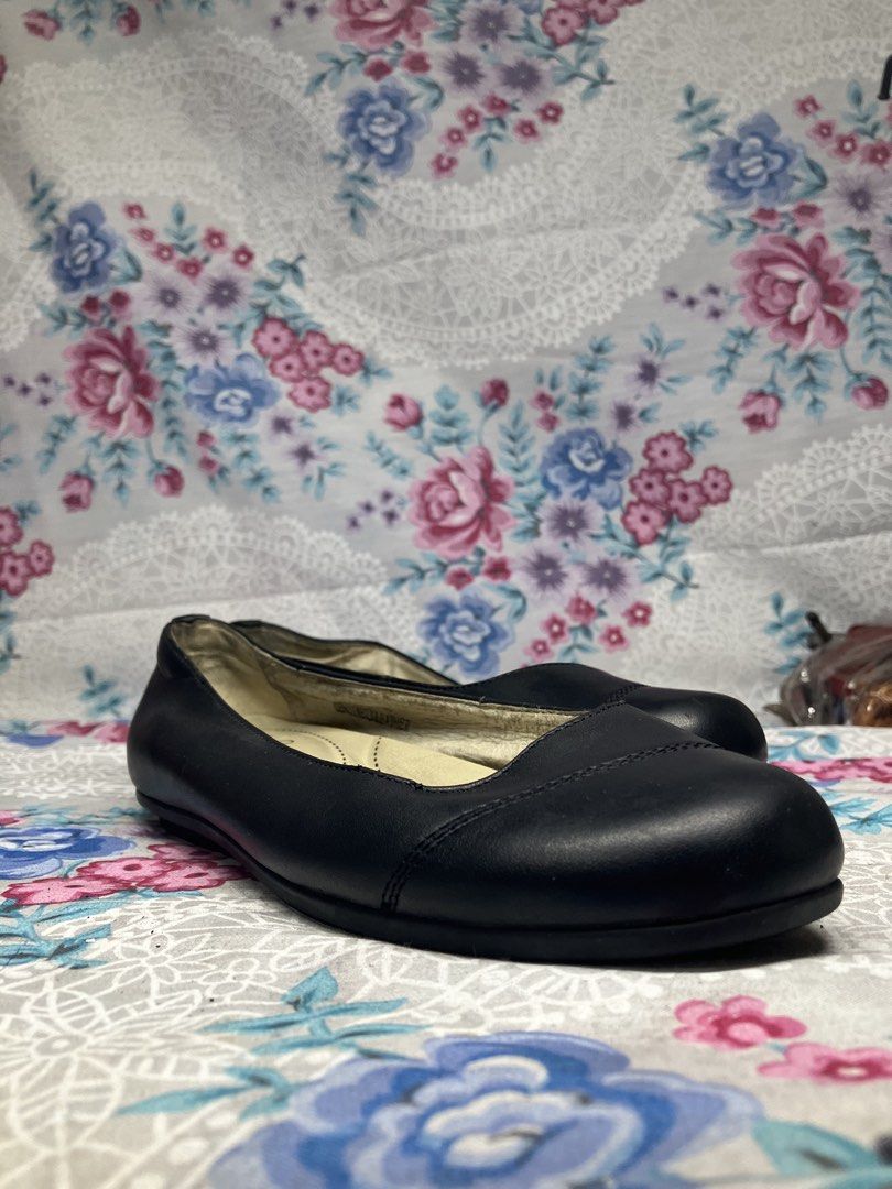 GIBI SMOOTH BLACK LEATHER BALLET FLATS (Category: Flats & Sandals) located in General Mariano Alvarez. Submitted by adonid (Listing ID 1468523412, Image 2). Description: GIBI SMOOTH BLACK LEATHER BALLET FLATS GOOD CONDITION NORMAL SIGN OF USAGE ONLY SIZE : 36 women.