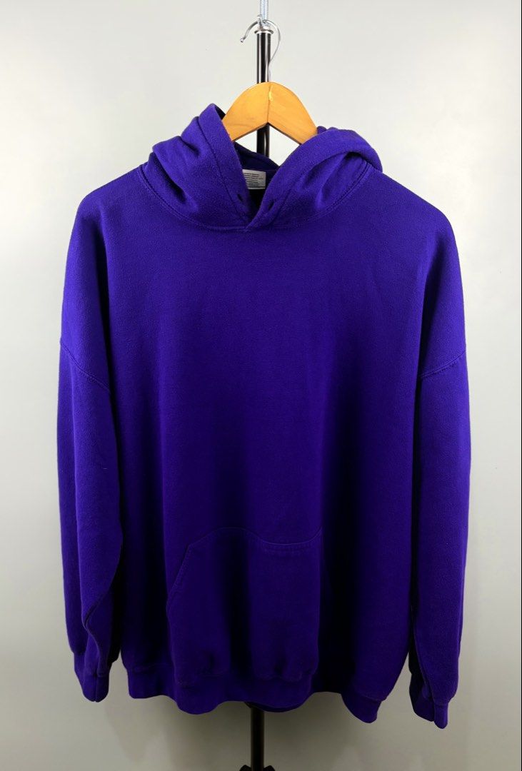 Gildan heavy cotton (Category: Coats, Jackets and Outerwear) located in Manila. Submitted by _remyboyz (Listing ID 1468544138, Image 1). Description: Gildan Size XL on tag 24x29 dimes Issue:washable dirt.