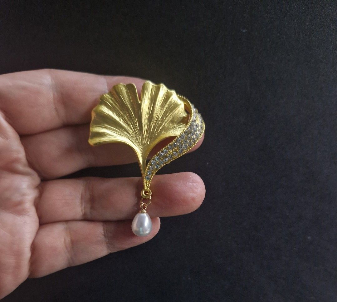 Gingko Pearl Brooch 3 (Category: Brooches) located in Taguig. Submitted by mommaschoice (Listing ID 1468587634, Image 2). Description: Brand new Unisex use Matte Gold-Tone finish Adorned w/faux pearls and rhinestones Lightweight won't damage the fabric Ships nationwide.
