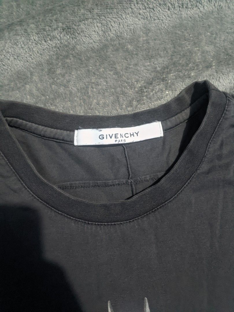 Givenchy (Category: Tshirts & Polo Shirts ) located in San Ildefonso. Submitted by tripniberto (Listing ID 1468664430, Image 3). Description: Givenchy Dimes:19.5/25.5 Issue: Need wash, low color rate(naging pa vintage color) Color Rate: 7.5/10(or better) (lighting may affect the color on images) MOP: gcash MOD: j&t(+sf) NO RUSH SHIPPING!!! (3-5days Ship out!) please manage your expectations this is ukay items PM if interested 📩 Bulacan 📍.