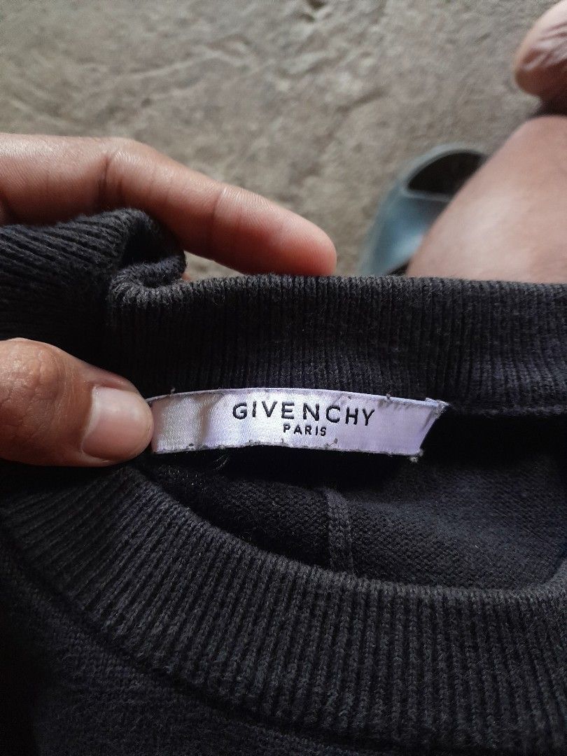Givenchy sweat shirt (Category: Coats, Jackets and Outerwear) located in Catbalogan. Submitted by vastgem_fe5620 (Listing ID 1468500614, Image 2). Description: mine niyo na mg boss.