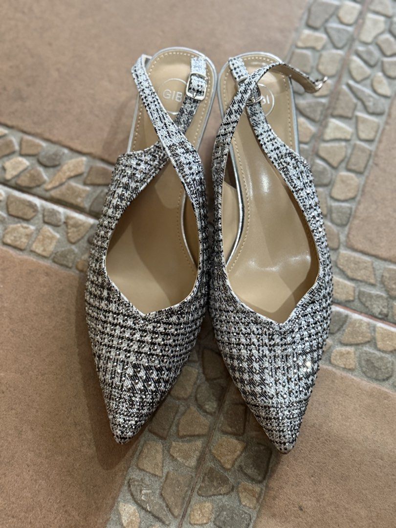 Glittery Shoes (Category: Heels) located in Quezon City. Submitted by relovedmebykay (Listing ID 1468570102, Image 1). Description: .