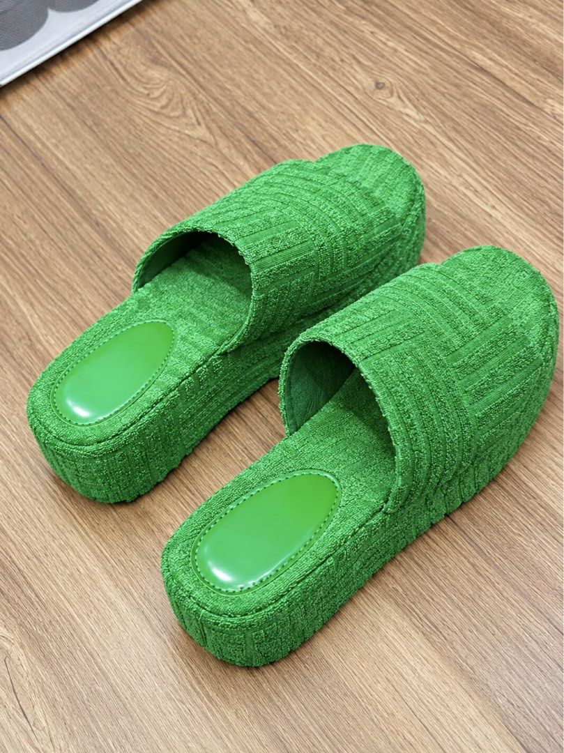 Good as new. for wide feet (Category: Slippers and slides) located in Baliuag. Submitted by sirc_28 (Listing ID 1468567261, Image 1). Description: vibrant green terry cloth flatform slide sandals with a textured weave pattern. Closely resembles designer luxury styles like the Bottega Veneta Terry.