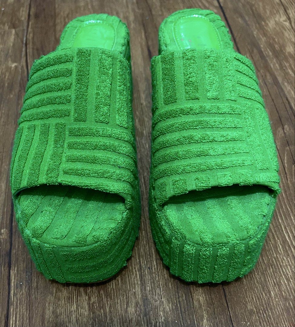 Good as new. for wide feet (Category: Slippers and slides) located in Baliuag. Submitted by sirc_28 (Listing ID 1468567261, Image 2). Description: vibrant green terry cloth flatform slide sandals with a textured weave pattern. Closely resembles designer luxury styles like the Bottega Veneta Terry.