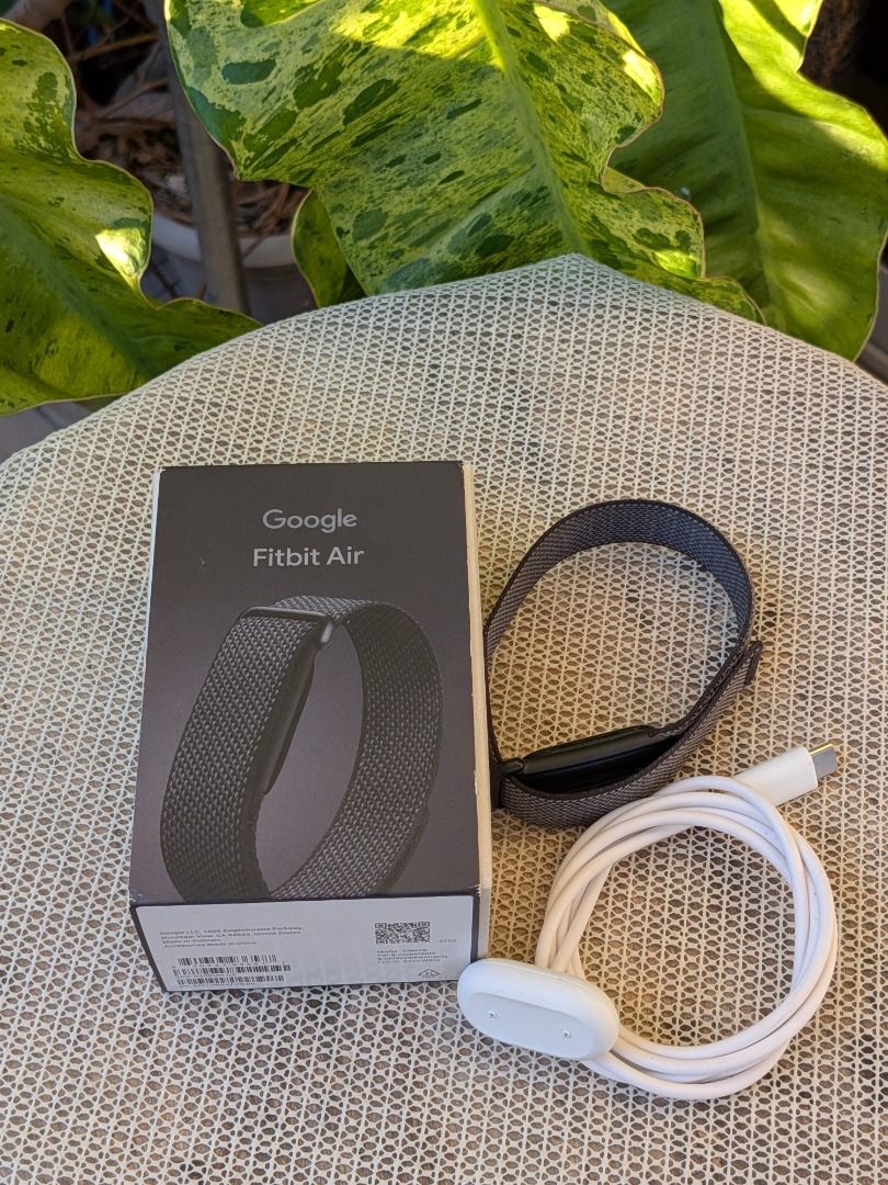 Google Fitbit Air (Black) (Category: Wearables & Smart Watches) located in Mandaluyong City. Submitted by k-guico7 (Listing ID 1468589713, Image 1). Description: - Ultra lightweight and screenless fitness and health tracker, weighs only around 12 grams - 50m water resistance, which makes it safe for swimming, showers, or heavy sweat - Barely used - Battery lasts for up to 7 days - Works with bluetooth connection and compatible with the Google Hea