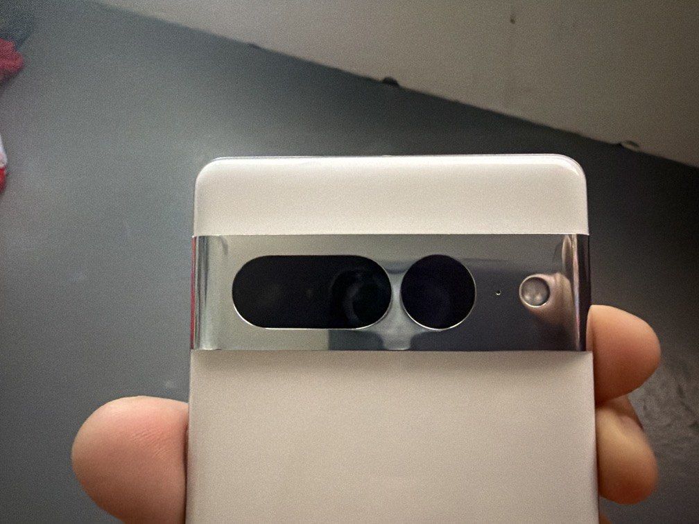 Google Pixel 7 Pro (Category: Google Pixel) located in Manila. Submitted by aaron.ascv (Listing ID 1468504953, Image 2). Description: Screen needs replacement 128GB White It has box RFS: Already replaced with iphone, need money Can negotiate .