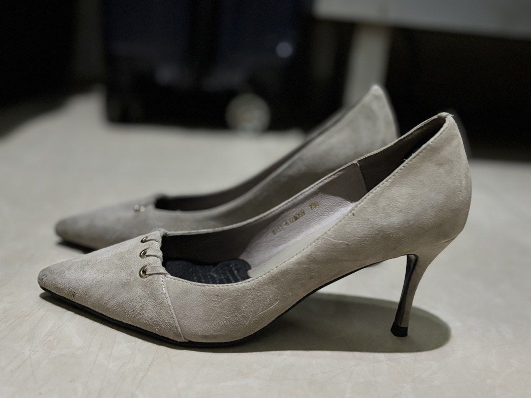Gray Heels (Category: Heels) located in San Pedro. Submitted by dy_27 (Listing ID 1468627212, Image 3). Description: **FOR SALE: Gray Heels 👠** * Color: Gray * Heel Height: 2.5 inches * Size: 230 (23 cm) * Location: San Pedro, Laguna .
