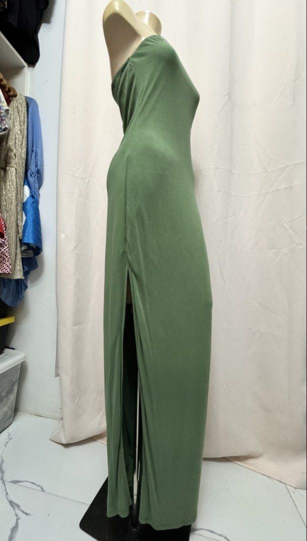 Green fitted dress (Category: Evening dresses & gowns) located in Manila. Submitted by mariadarna (Listing ID 1468690200, Image 2). Description: Long knitted green dress with slit.