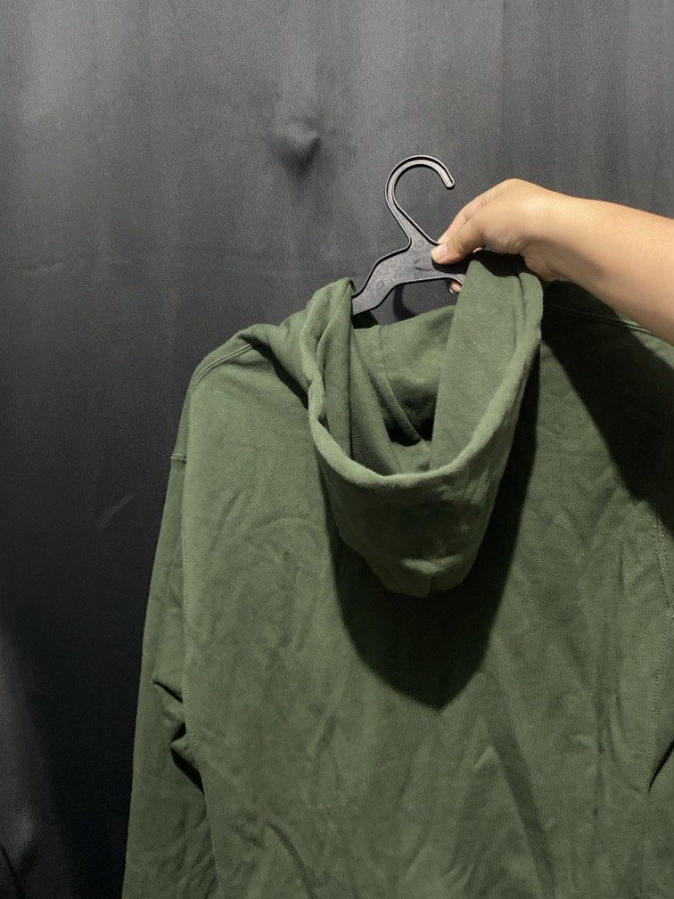 Green Hoodie (Category: Coats, Jackets and Outerwear) located in Paranaque City. Submitted by things.jesspreloved (Listing ID 1468590866, Image 3). Description: Nawawala lang yubg string nung jacket and masikip na sakin huhu.