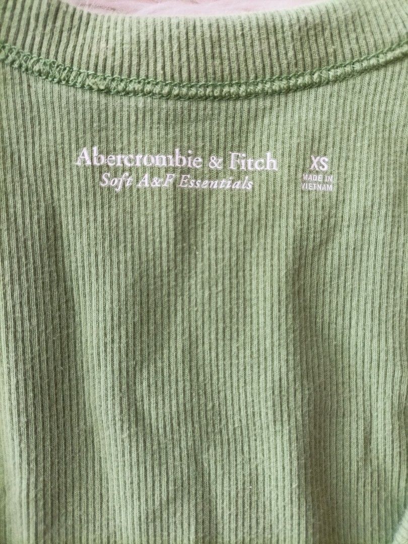 Green Ribbed Knit Tank Top (Category: Sleeveless) located in Pasig City. Submitted by sandacecloset (Listing ID 1468711134, Image 2). Description: - Color: Green - Size: XS - Material: 95% Cotton, 5% Spandex (soft & stretchy) - Design: Scoop neckline and racerback style - Condition: Lightly used / Great basic everyday piece.