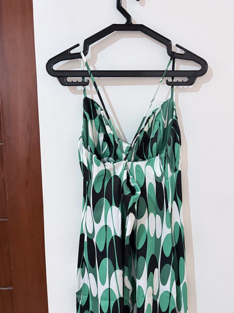Zara Green Midi Dress (Category: Dresses) located in Bacolod City. Submitted by adda.yy_ (Listing ID 1468524143, Image 3). Description: - Style: Green, white, and black patterned midi dress - Design: Spaghetti straps with crossover back, ruched bodice, and sweetheart neckline - Length: Midi-to-maxi - Fabric: Lightweight and easy slip-on style - Occasion: Perfect for casual days out or evening events - Condition: No noticeable flaws, excellent pre