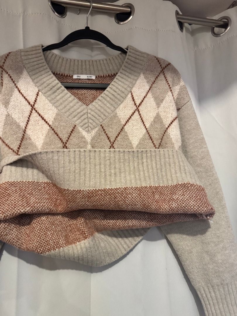 GU Argyle V-Neck Knit Sweater | Size XL (Category: Longsleeves) located in Makati City. Submitted by autumn.latte (Listing ID 1468692671, Image 3). Description: ♡ One of my go-to layering pieces for fall or winter trips and chilly office days - Style: Knit sweater with classic V-neck - Pattern: Cream and brown argyle design - Fit: Standard fit with ribbed hem and cuffs - Features: Long sleeves, soft and cozy fabric ideal for cooler weather - Vers
