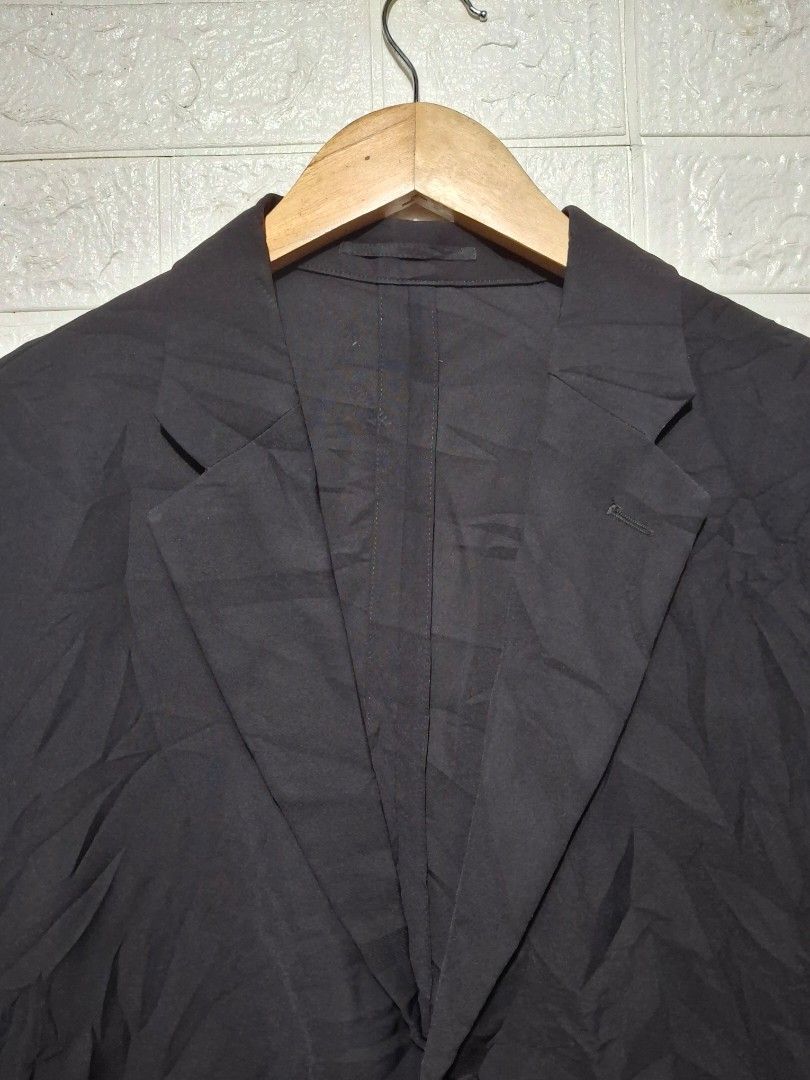 GU Black Blazer Jacket Size M (Category: Coats, Jackets and Outerwear) located in Angeles City. Submitted by livemountain.e2ae07 (Listing ID 1468539807, Image 2). Description: - Brand: GU - Size: M - W20.5 L27 - Color: Black - Material: 100% polyester with mesh lining (lightweight with subtle texture) - Features: Classic lapel collar, front button closure, and functional side pockets - Style: Ideal for smart casual outfits, office wear, and layer
